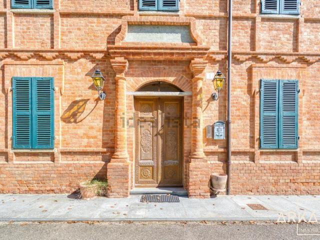Rustici e casali in vendita di 463 m² in Via Serramadio, 1