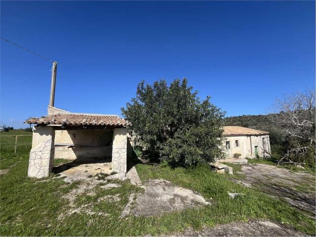 Rustici e casali in vendita di 475 m² in Strada Statale 287