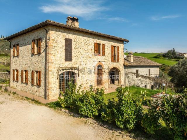 Rustici e casali in vendita di 475 m² in Via San Gualtiero, 7