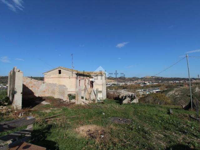 Rustici e casali in vendita di 476 m² in Via Montecchia