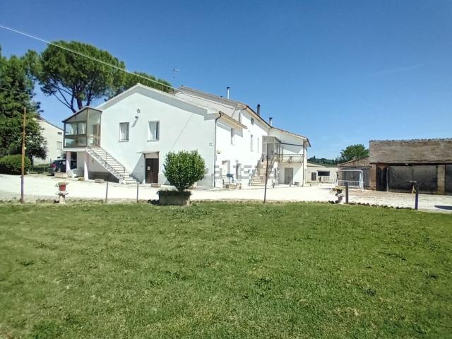 Rustici e casali in vendita di 470 m² in Contrada Santa Maria in Selva