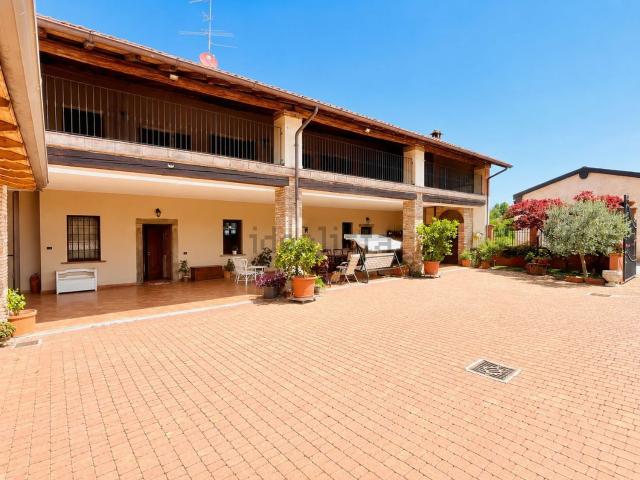 Rustici e casali in vendita di 470 m² in Via Olmi