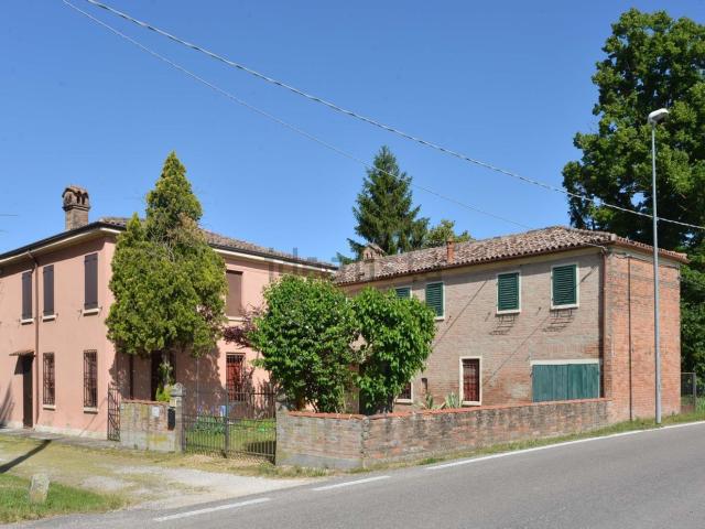 Rustici e casali in vendita di 470 m² in Via Antonio e Nicolò Beccari, 173