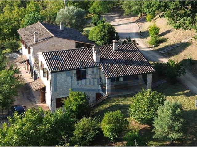Rustici e casali in vendita di 470 m² in Via Umbria