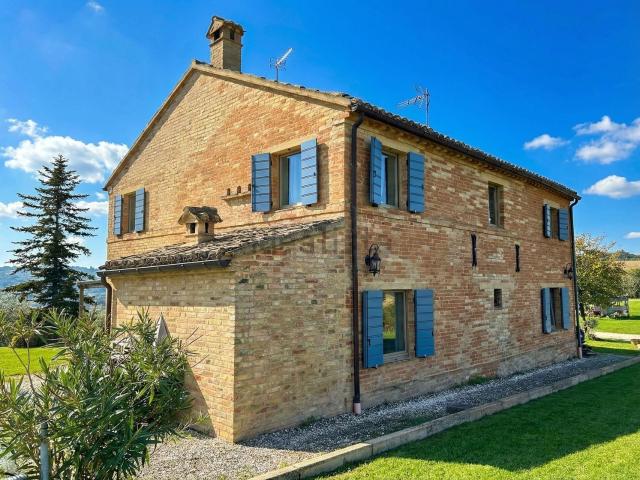 Rustici e casali in vendita di 473 m² in Via Sabbionara