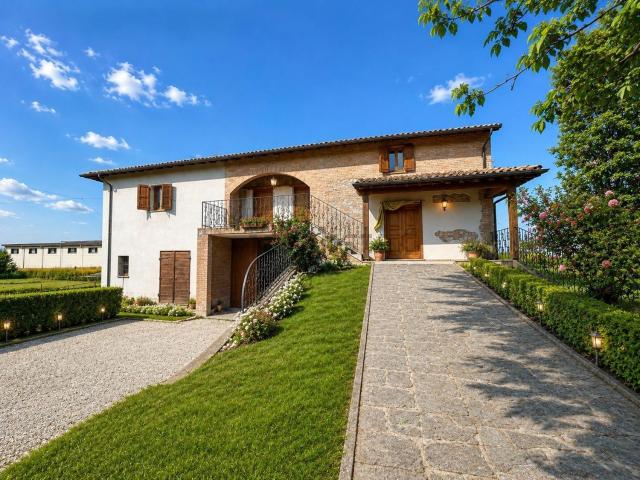 Rustici e casali in vendita di 480 m² in Strada del Traglione, 218