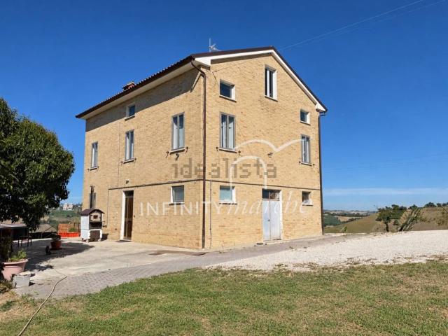 Rustici e casali in vendita di 481 m² in Contrada Serrette, 13