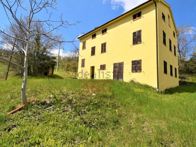 Rustici e casali in vendita di 490 m²