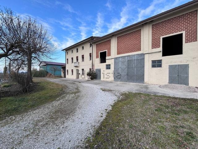 Rustici e casali in vendita di 492 m² in Via Bassanese