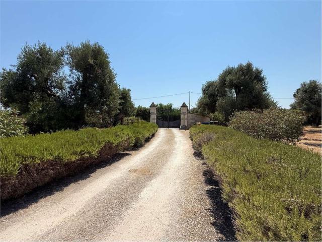 Rustici e casali in vendita di 500 m² in Strada Comunale Parco Cavallo