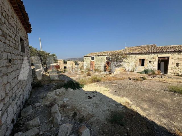 Rustici e casali in vendita di 500 m² in Contrada Arizza