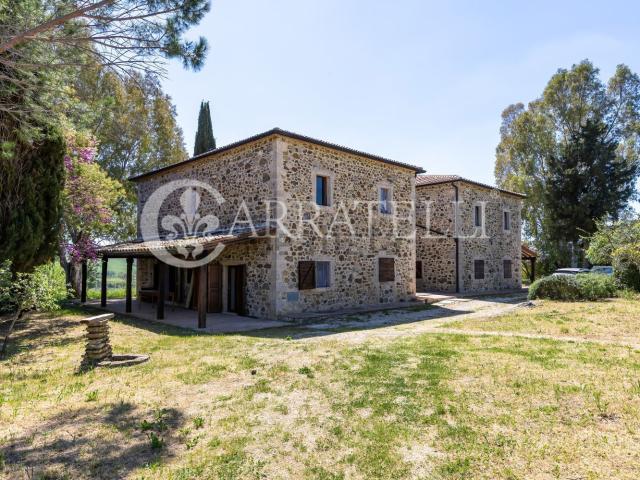 Rustici e casali in vendita di 500 m² in Strada Senza Nome