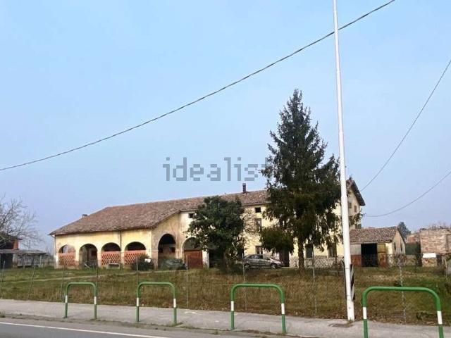 Rustici e casali in vendita di 500 m² in Via Montà