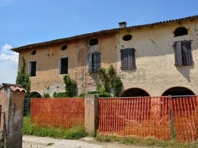 Rustici e casali in vendita di 500 m² in Via Aquileia, 47