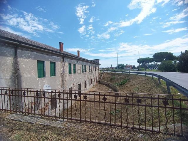 Rustici e casali in vendita di 500 m² in Via Argine Po
