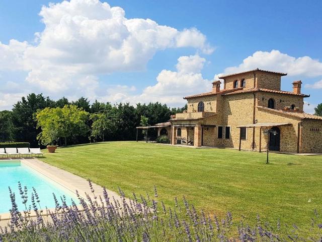 Rustici e casali in vendita di 500 m² in Via Bologna
