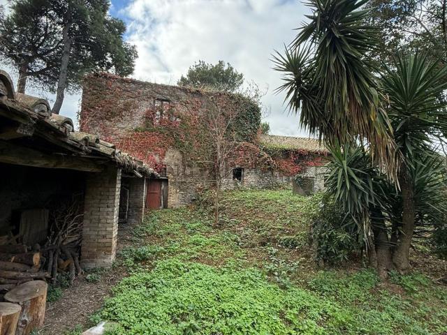 Rustici e casali in vendita di 500 m² in Via della Stazione di Pavona, 115