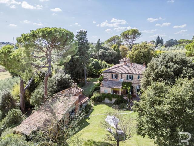 Rustici e casali in vendita di 500 m² in Via di Lucignano
