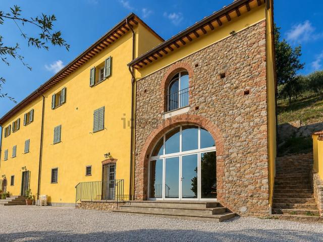 Rustici e casali in vendita di 500 m² in Via Sarzanese, 3482