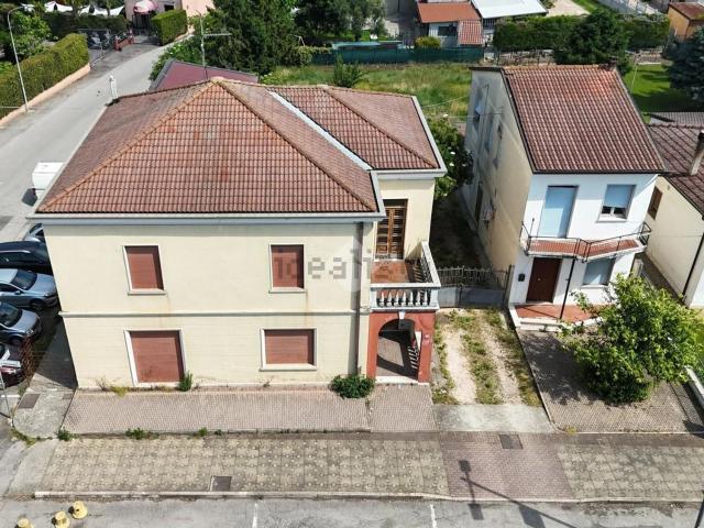Rustici e casali in vendita di 500 m² in Via XX Settembre