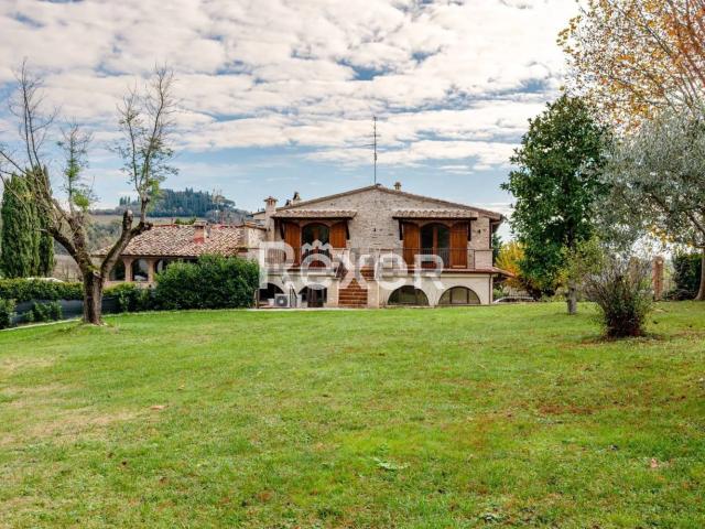 Rustici e casali in vendita di 510 m² in Via Vecchia per Poggibonsi, 60