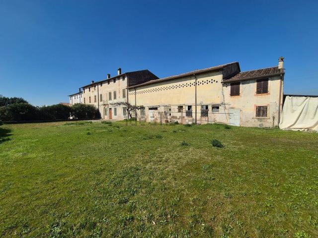 Rustici e casali in vendita di 525 m² in Via Caselle