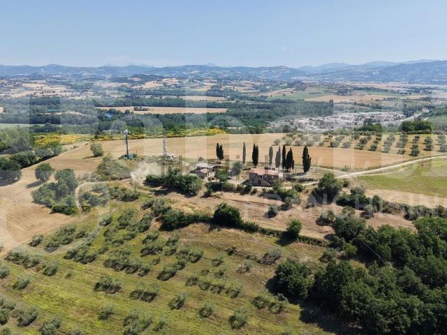 Rustici e casali in vendita di 535 m² in Strada Comunale di Collestrada, 1