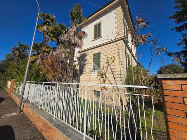Rustici e casali in vendita di 535 m² in Viale Guglielmo Marconi, 3