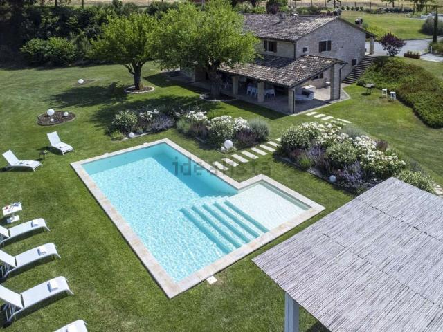 Rustici e casali in vendita di 530 m² in Strada Valubbio