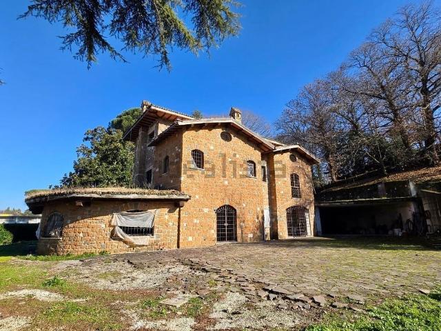 Rustici e casali in vendita di 530 m² in Via Casilina