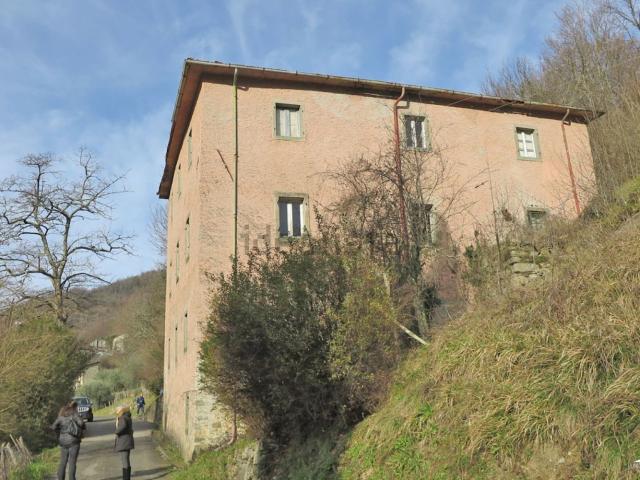 Rustici e casali in vendita di 540 m² in Via Piagneto