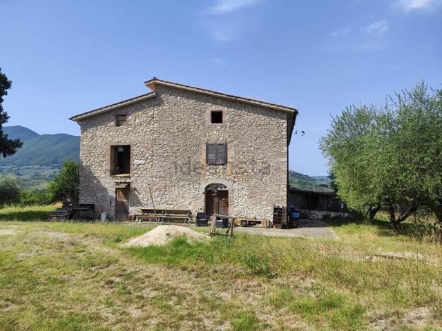 Rustici e casali in vendita di 555 m² in Strada Passo di Roma S. Salvatore