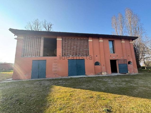 Rustici e casali in vendita di 556 m² in Via del Pino, 7