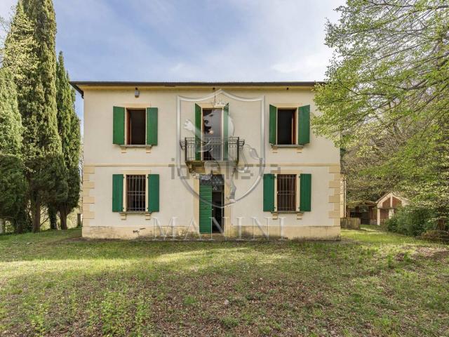 Rustici e casali in vendita di 550 m² in Località Gragnone