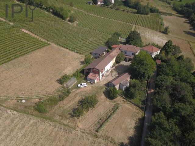 Rustici e casali in vendita di 550 m² in Strada della Valle