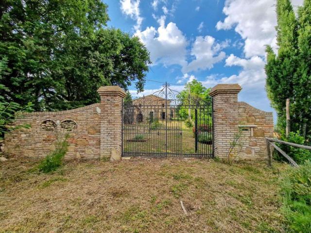 Rustici e casali in vendita di 550 m² in Via Monteolivo