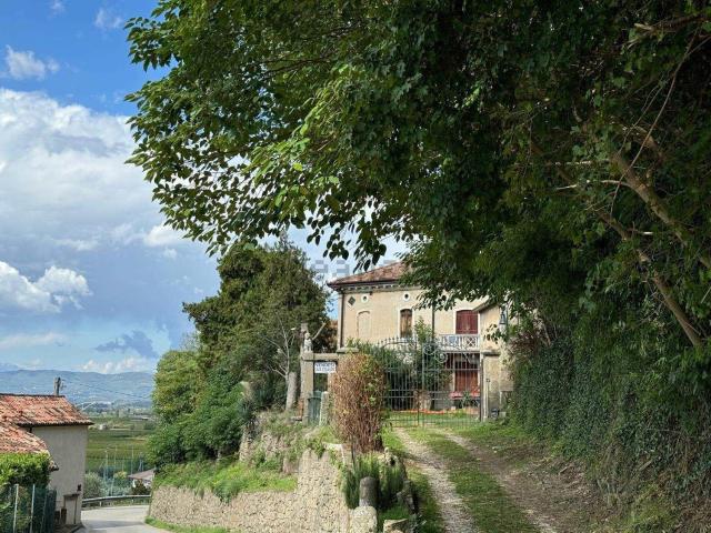 Rustici e casali in vendita di 550 m² in Via Cẚ Mariani, 357