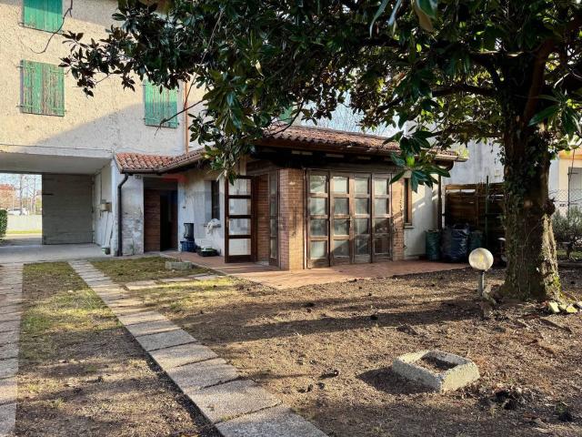 Rustici e casali in vendita di 550 m² in Via Gervasutta, 55