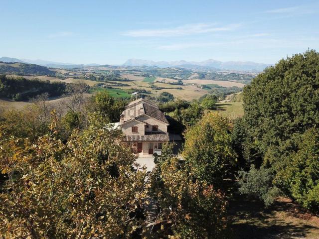 Rustici e casali in vendita di 550 m² in Via roma