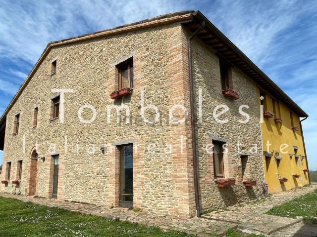 Rustici e casali in vendita di 550 m² in Via ss 61