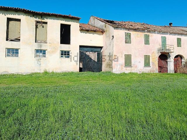 Rustici e casali in vendita di 550 m² in Via Villanova