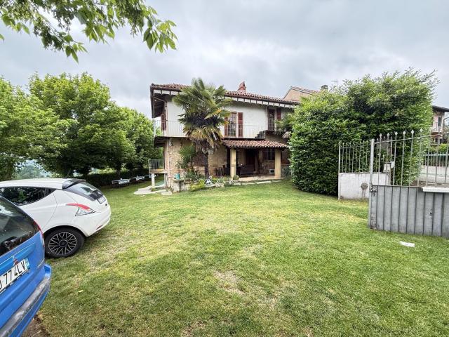 Rustici e casali in vendita di 551 m² in Frazione Mombarone, 102