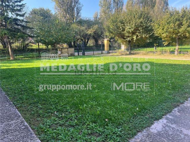 Rustici e casali in vendita di 552 m² in Strada Tre Olmi