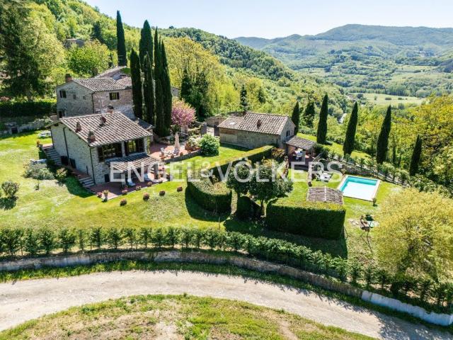 Rustici e casali in vendita di 560 m² in Frazione Orticaia