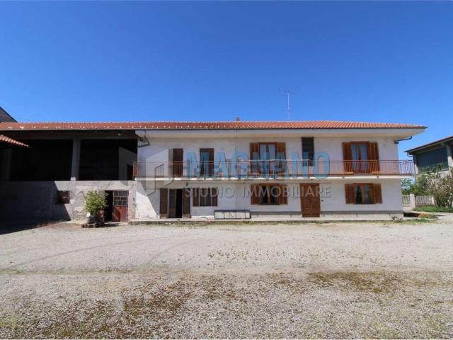 Rustici e casali in vendita di 574 m² in Via Gerbidi