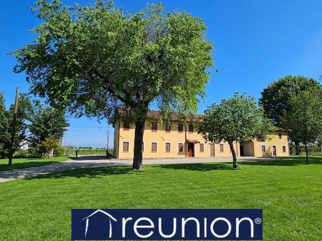 Rustici e casali in vendita di 570 m² in Via Postumia Centro, 100