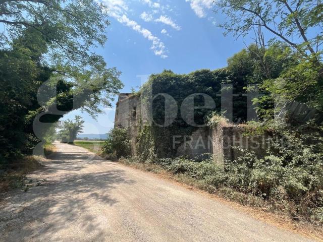 Rustici e casali in vendita di 572 m² in Via Perazzeta