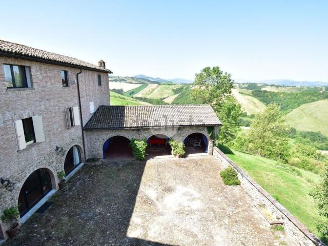 Rustici e casali in vendita di 595 m²