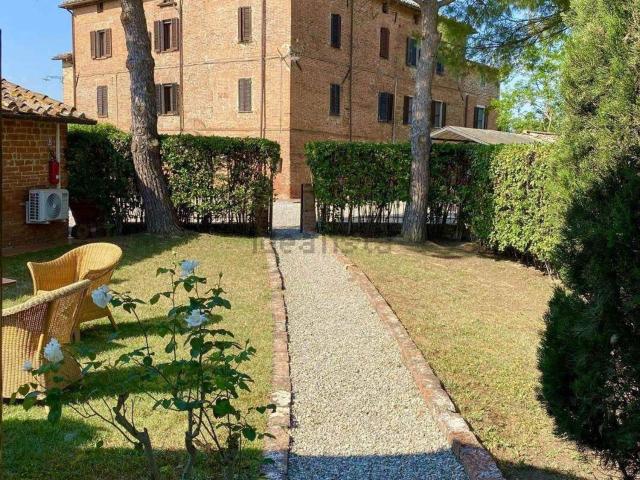 Rustici e casali in vendita di 590 m²