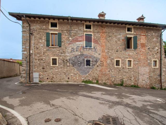 Rustici e casali in vendita di 590 m² in Via Terzago, 7
